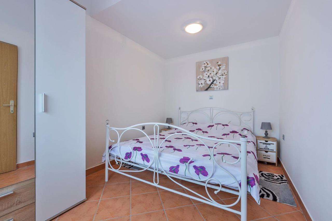 Apartments Tina & Denis Пула Екстериор снимка