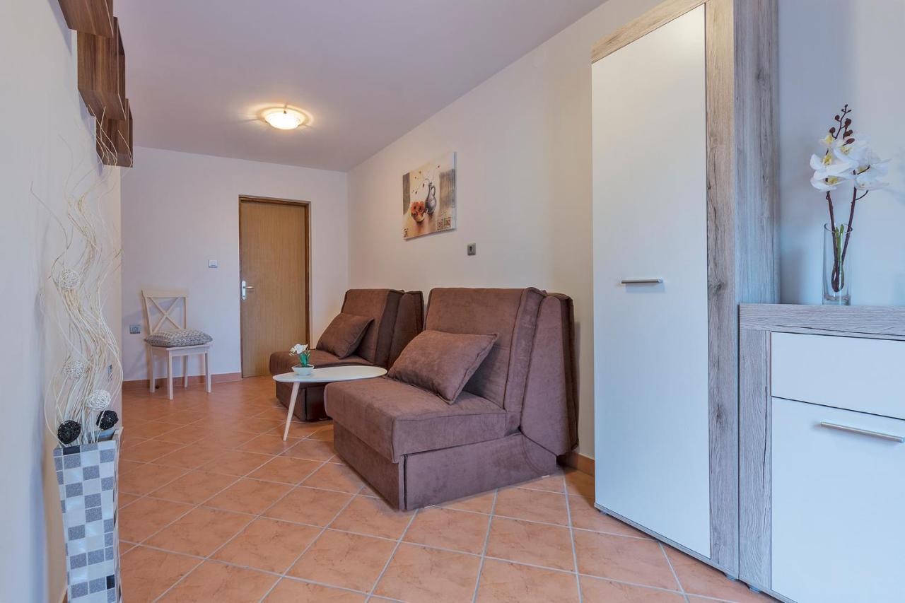 Apartments Tina & Denis Пула Екстериор снимка