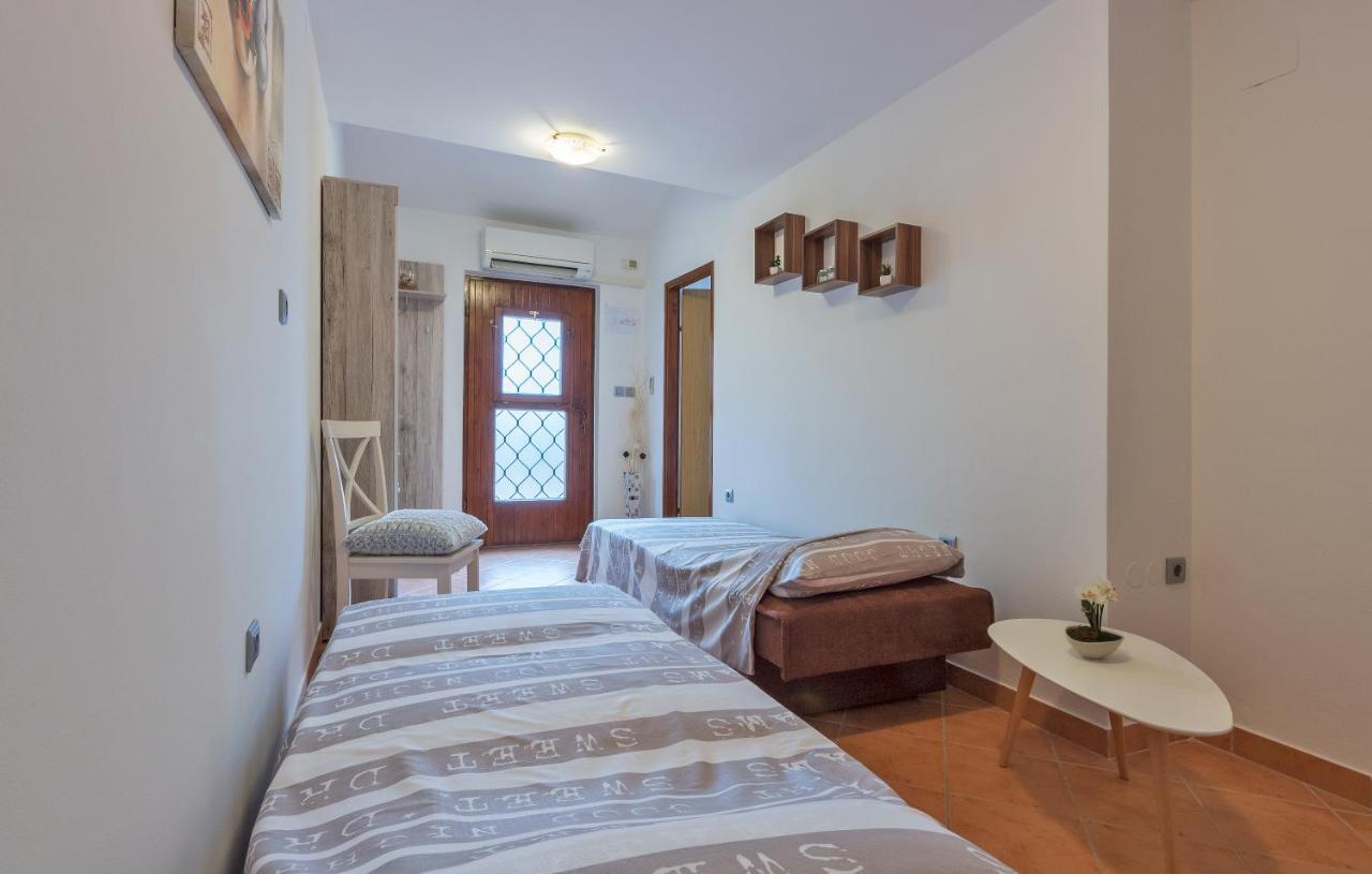 Apartments Tina & Denis Пула Екстериор снимка