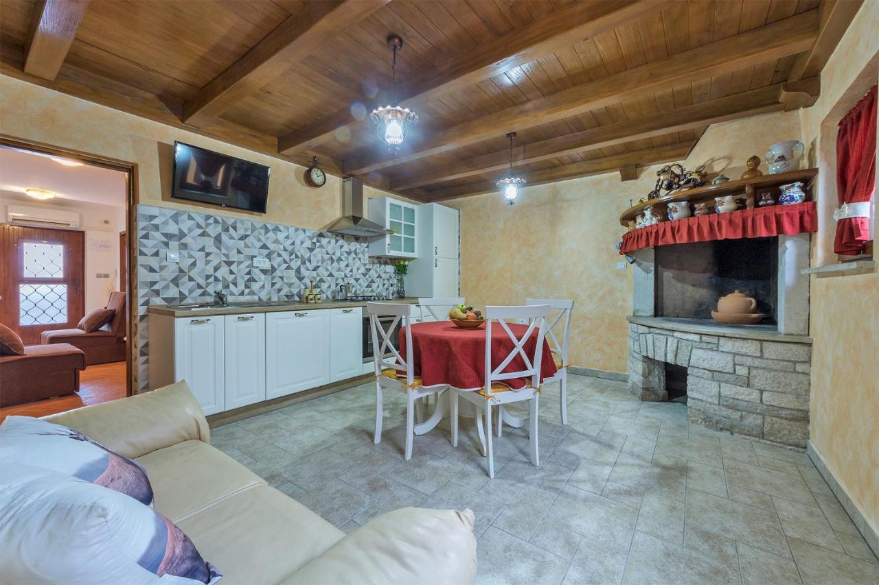 Apartments Tina & Denis Пула Екстериор снимка