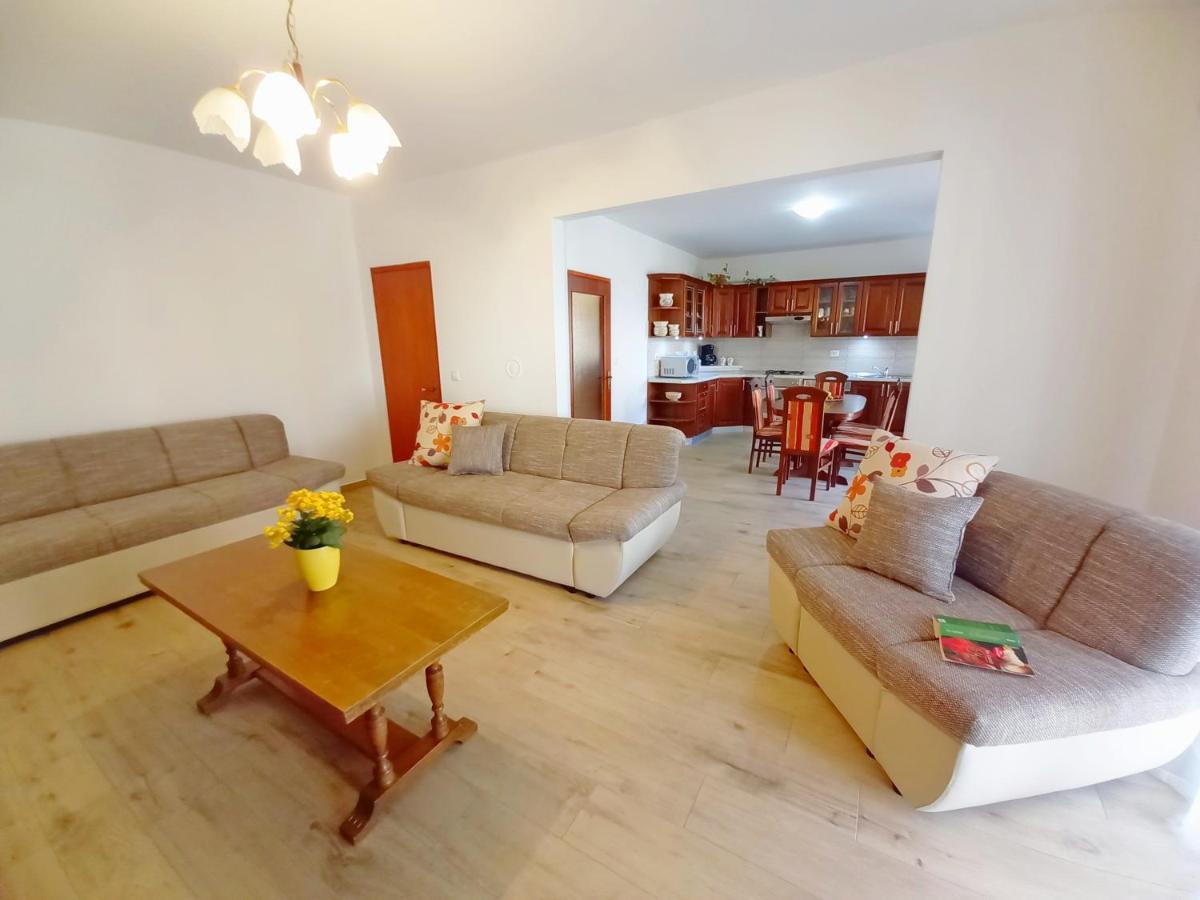 Apartments Tina & Denis Пула Екстериор снимка