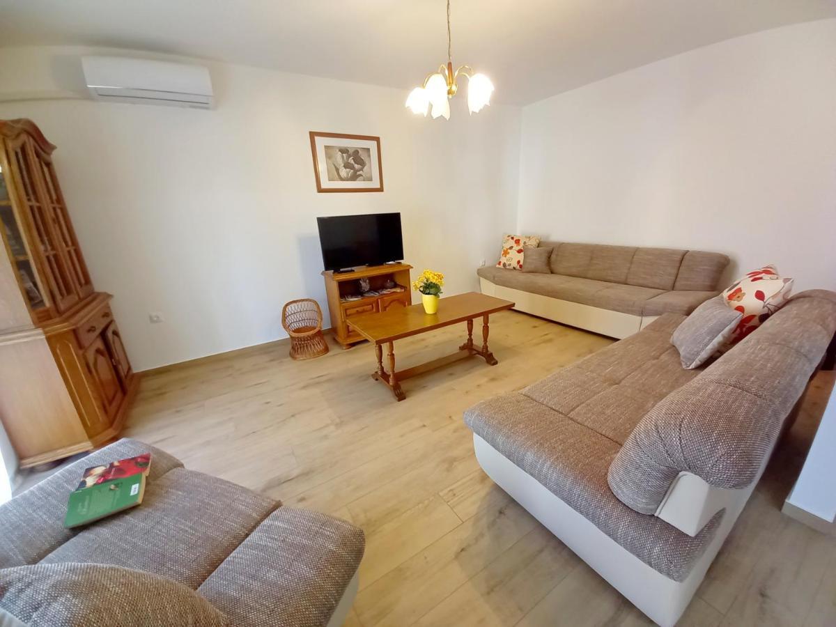 Apartments Tina & Denis Пула Екстериор снимка