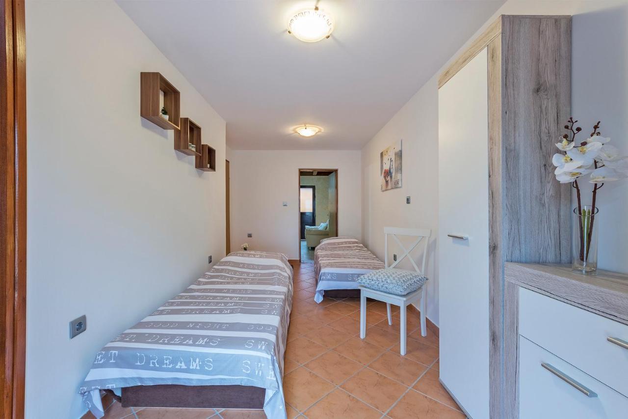Apartments Tina & Denis Пула Екстериор снимка