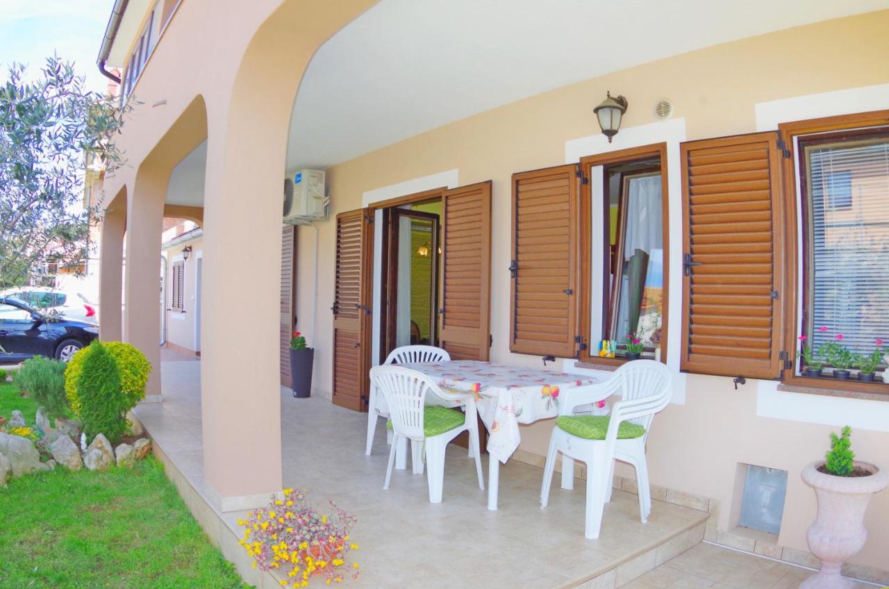 Apartments Tina & Denis Пула Екстериор снимка