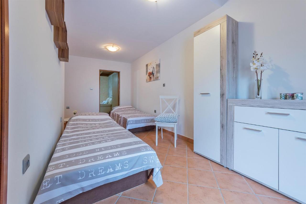Apartments Tina & Denis Пула Екстериор снимка