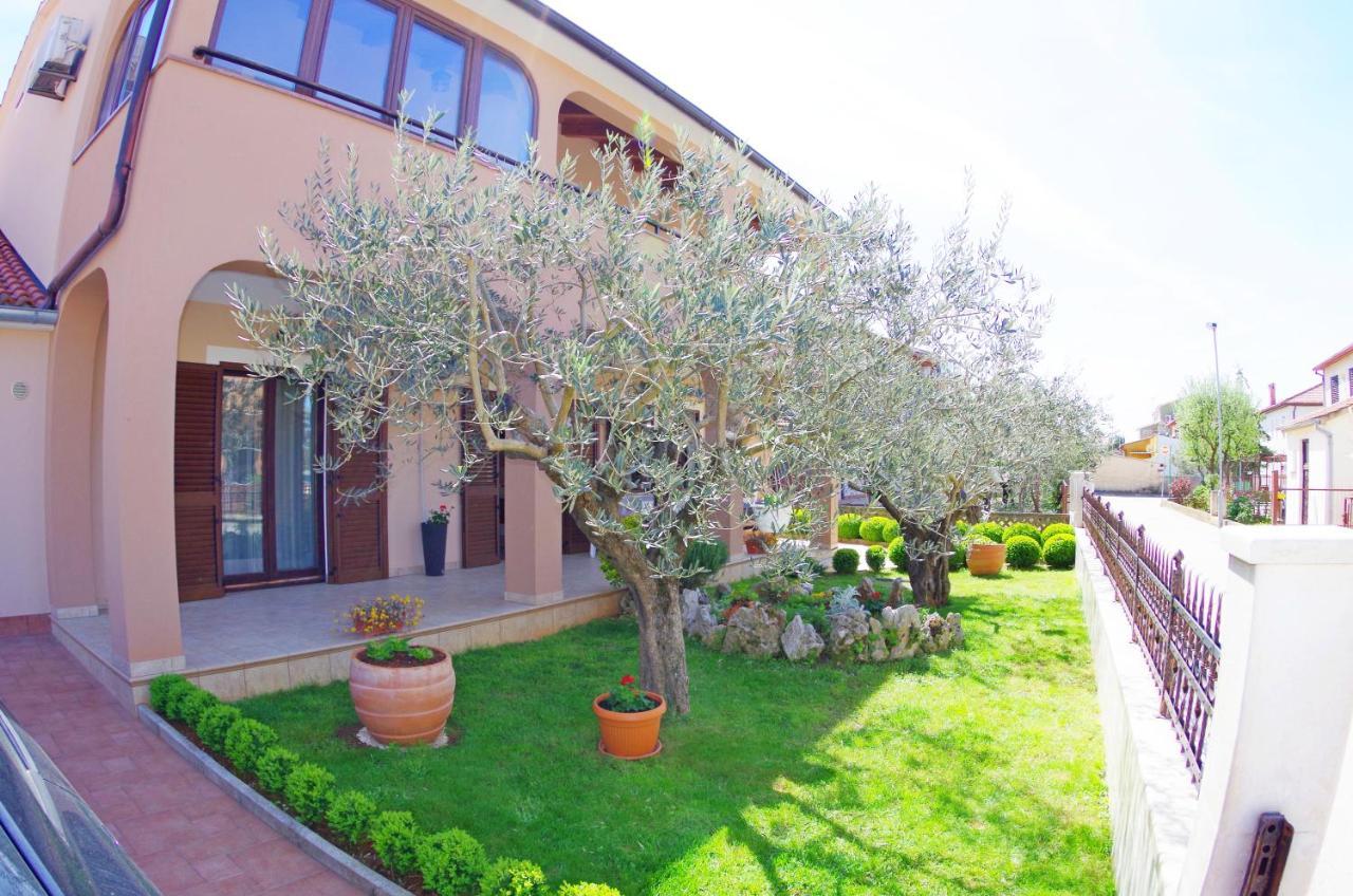 Apartments Tina & Denis Пула Екстериор снимка