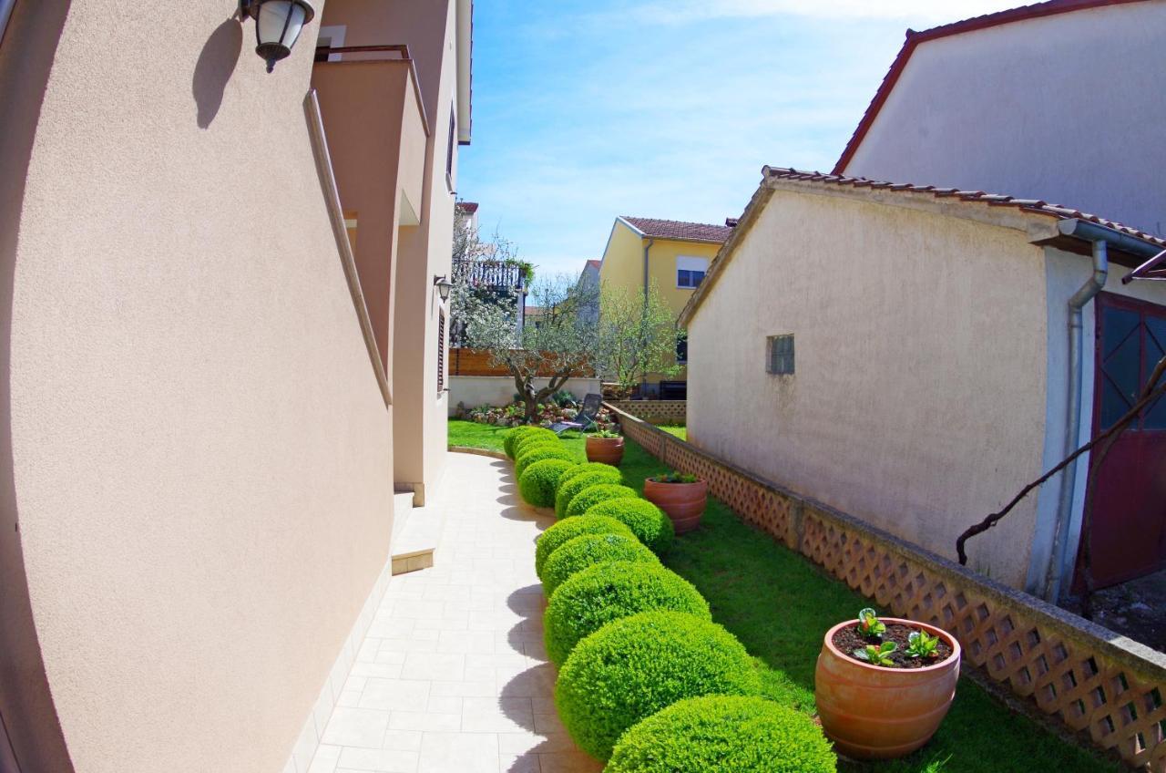 Apartments Tina & Denis Пула Екстериор снимка