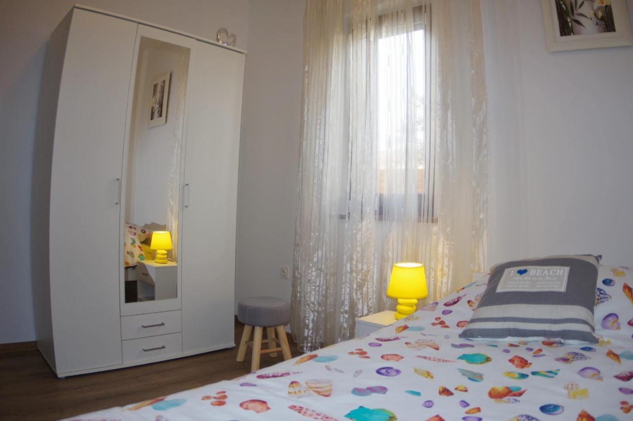 Apartments Tina & Denis Пула Екстериор снимка