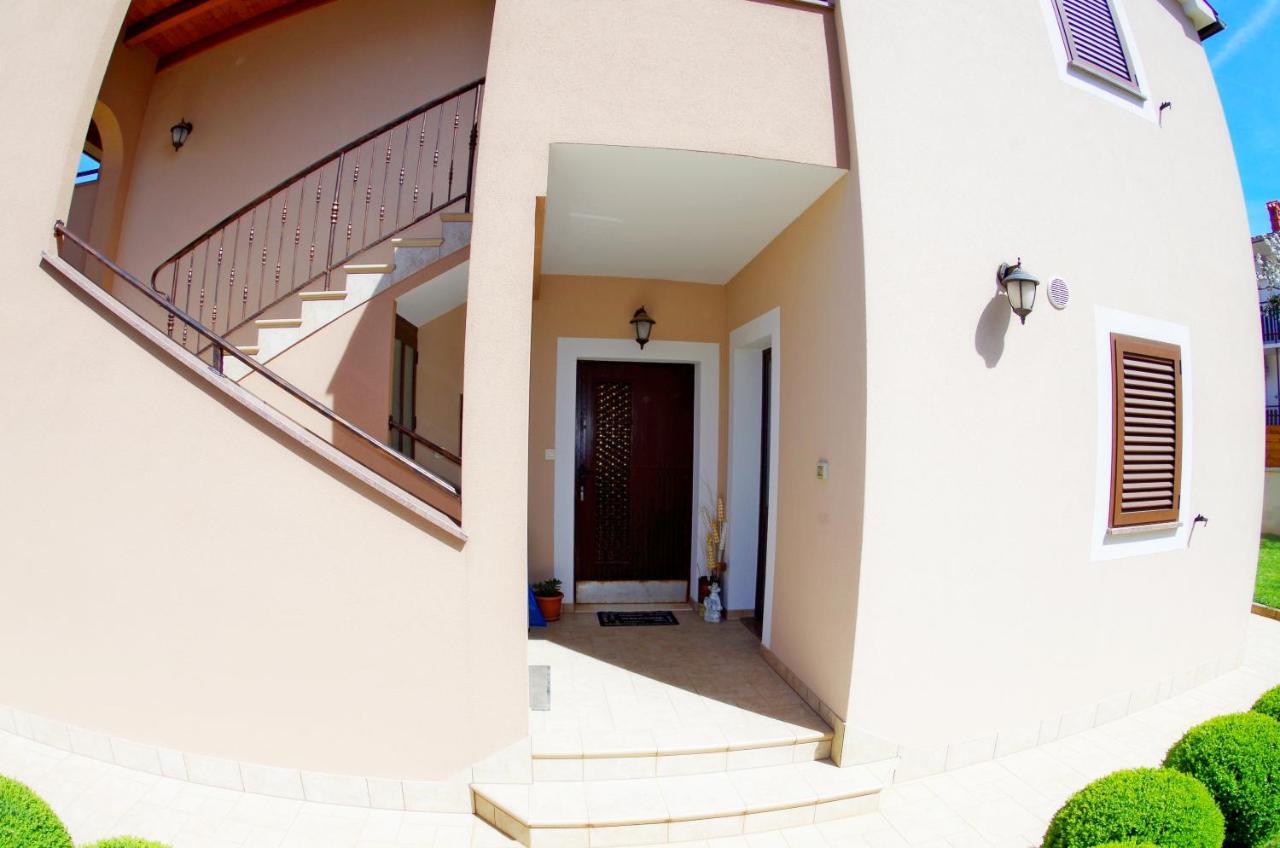 Apartments Tina & Denis Пула Екстериор снимка