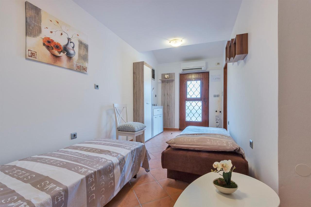 Apartments Tina & Denis Пула Екстериор снимка