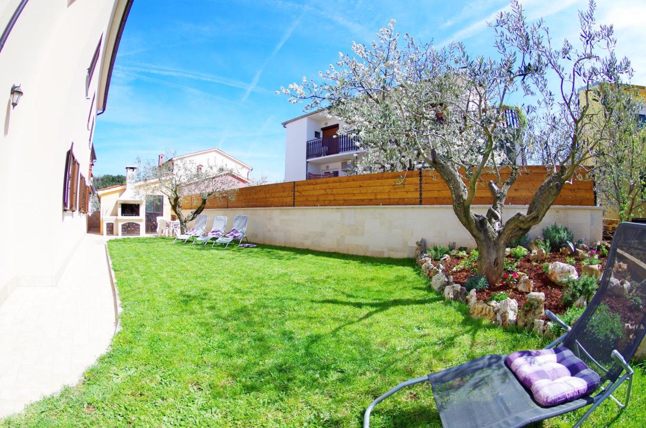 Apartments Tina & Denis Пула Екстериор снимка